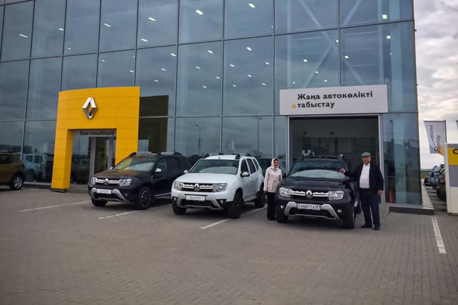 Россияне начали массово скупать новые автомобили в Казахстане