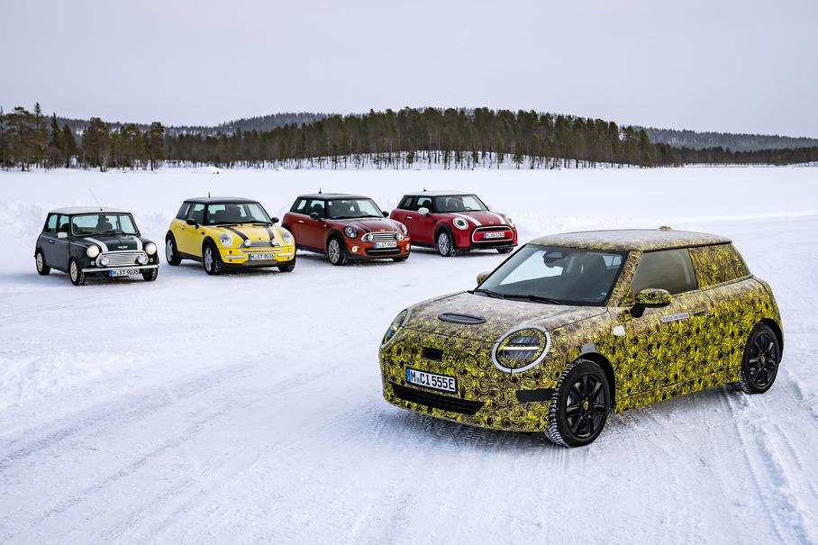 Видео: новый Mini привезли на зимние испытания вместе с предыдущими моделями