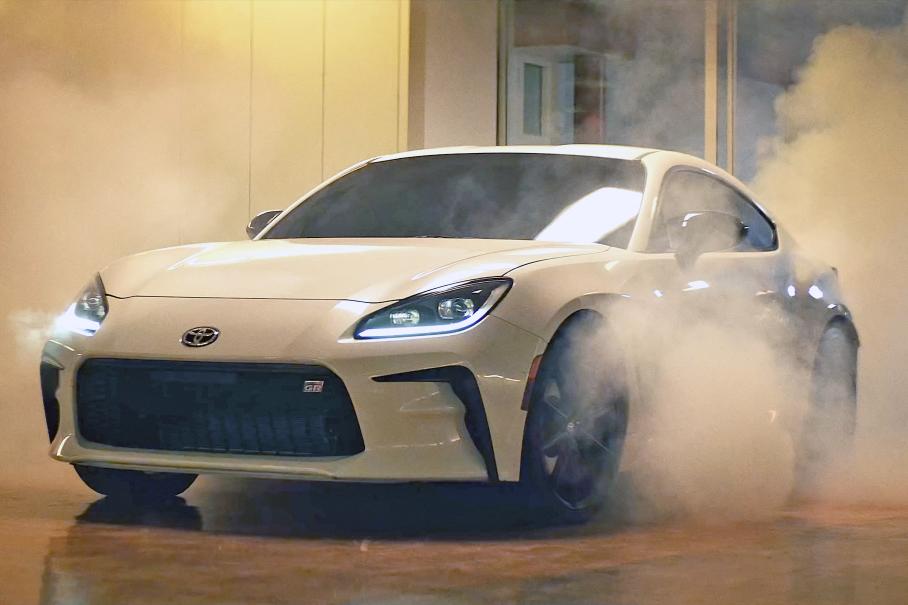 Видео: Toyota GR86 дрифтит в заброшенном торговом центре