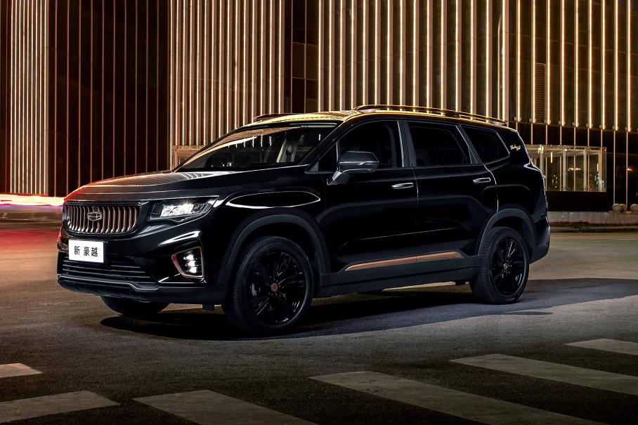 У большого кроссовера Geely появилась «черно-золотая» спецверсия
