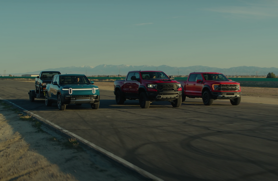 Rivian R1T с гружёным прицепом смог выиграть дрэг-гонку у Ford F-150 Raptor