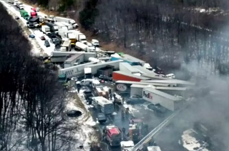 Видео: на трассе в США столкнулись 50 автомобилей