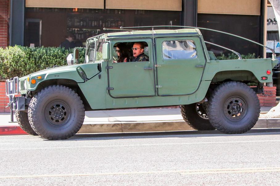 Арнольд Шварценеггер на своем Хаммере