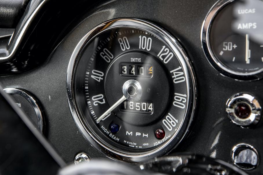 Посмотрите, как реставрируют спидометр Aston Martin DB5