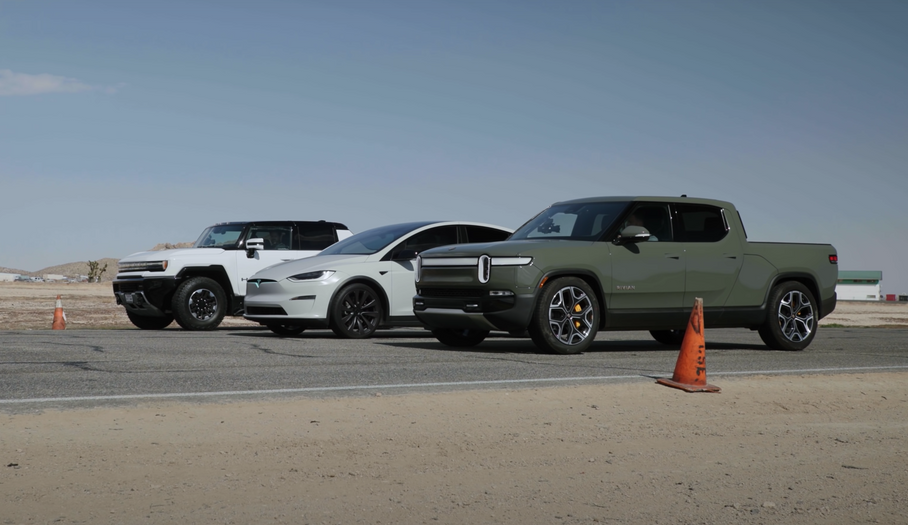 Электропикапы Hummer и Rivian свели в гонке по прямой. И сравнили с Tesla