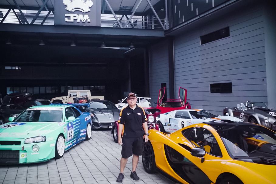 Коллекционер суперкаров ездит на бюджетных малайзийских кроссоверах