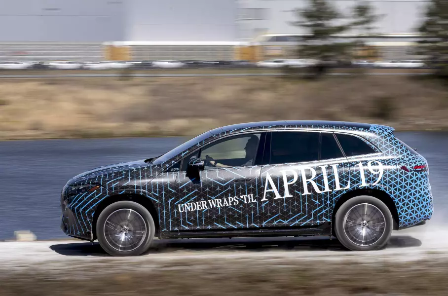 Электрический кроссовер Mercedes-Benz EQS: новое изображение