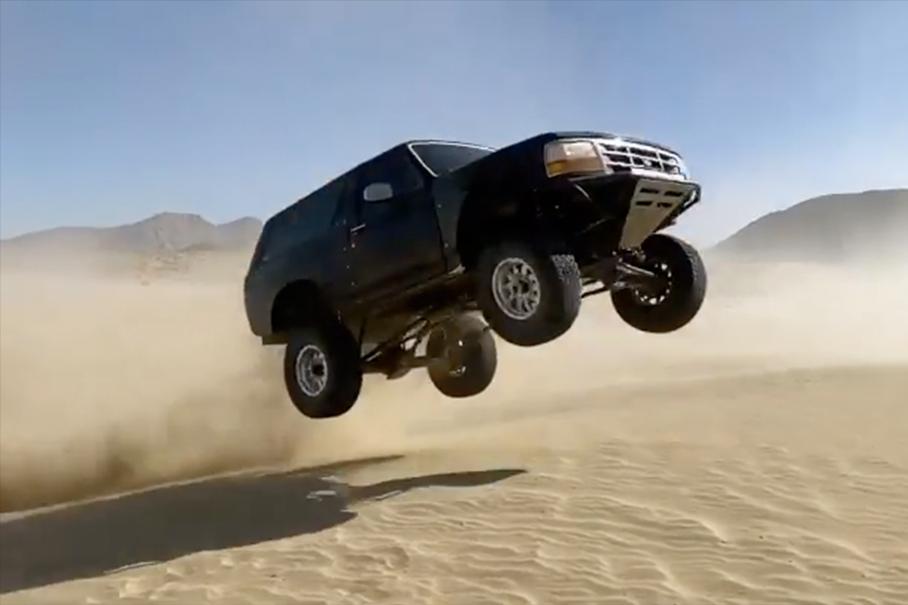 Видео: Ford Bronco пролетел 30 метров над песчаными дюнами