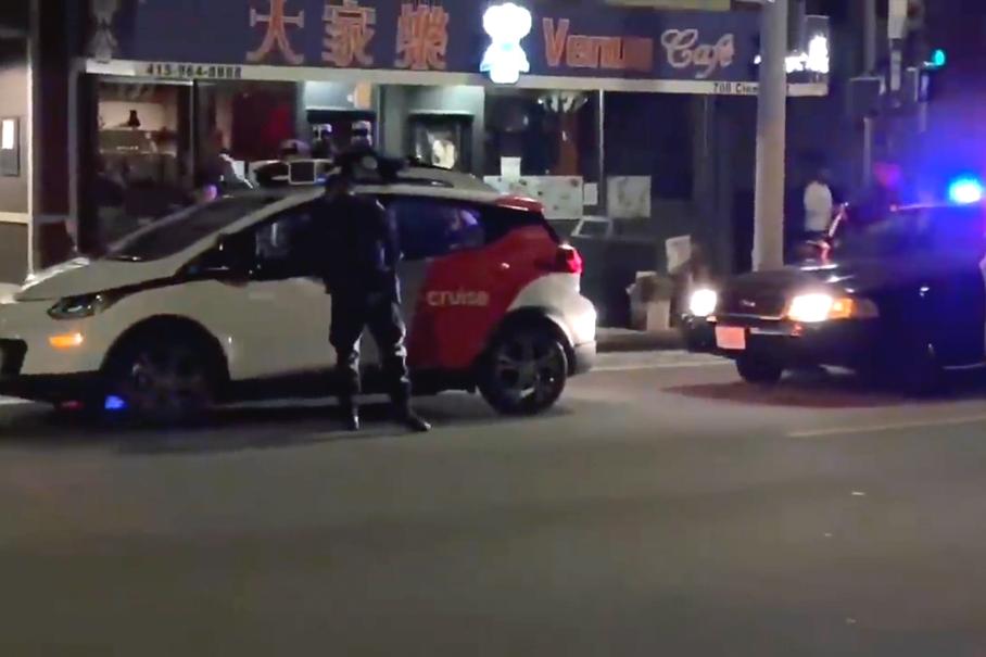 Видео: полиция остановила роботакси без водителя за рулем