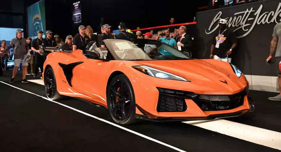 Первый серийный кабриолет Chevrolet Corvette Z06 продали за миллион долларов