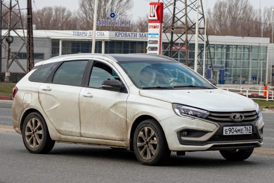 Опубликованы «живые» снимки новых Lada Vesta SW и Vesta Cross