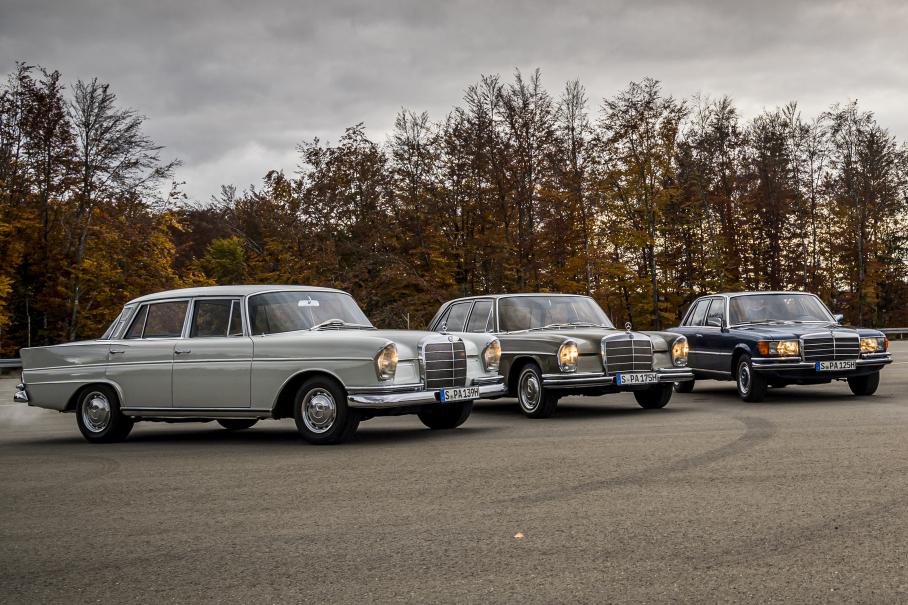 Самый первый Mercedes-Benz S-Класса в кузове W116 (справа) со своими предшественниками