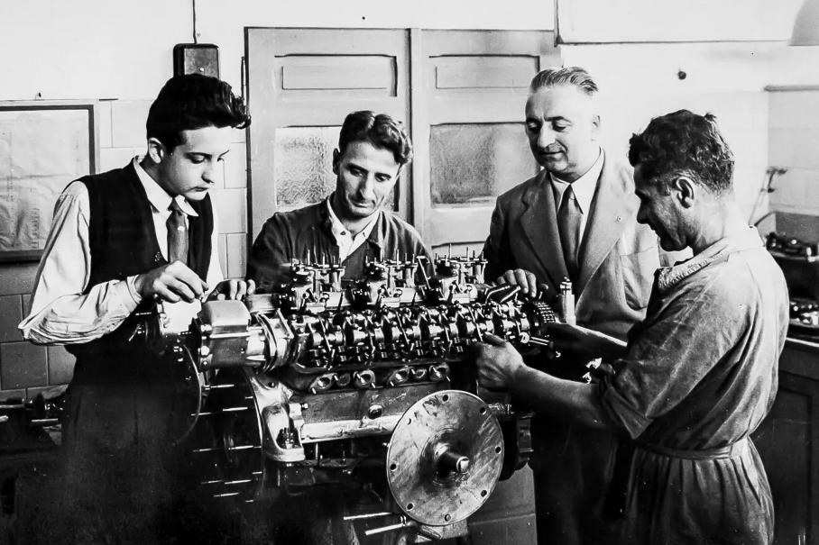 Альфредо «Дино» Феррари (на фото крайний слева) за любимой работой. Энцо второй справа.