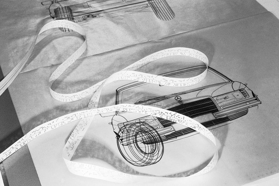 Уже в конце 60-х в проектировании вовсю использовали компьютерные расчёты. Правда, их возможности были не чета сегодняшним: на этом снимке перфолента — видимо, с программой моделирования подвески.