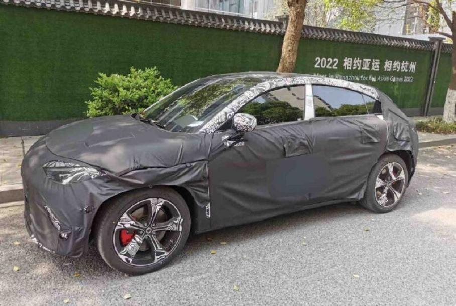 Появилась шпионская фотография нового кросс-купе Smart от Brabus