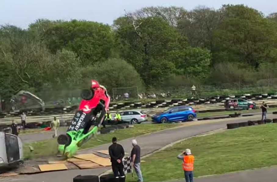 Видео: очень жесткое соревнование «летающих» автомобилей