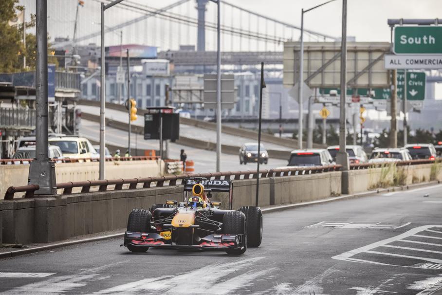 Болид Формулы-1 совершил путешествие из Нью-Йорка в Майами