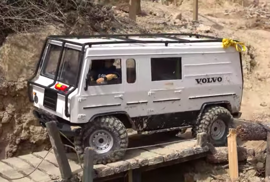 Посмотрите, как игрушечный Volvo справляется с реальным бездорожьем