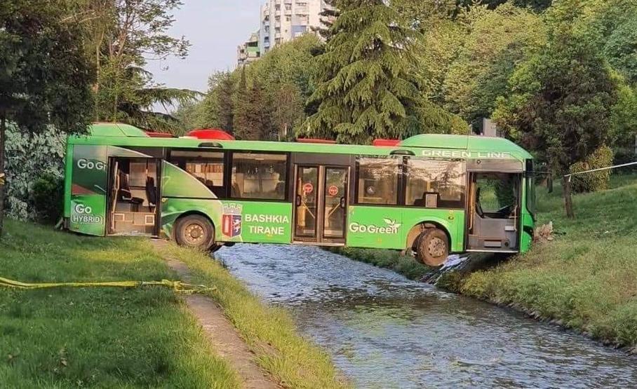 Автобус рухнул в реку в Албании. Поверх автомобиля