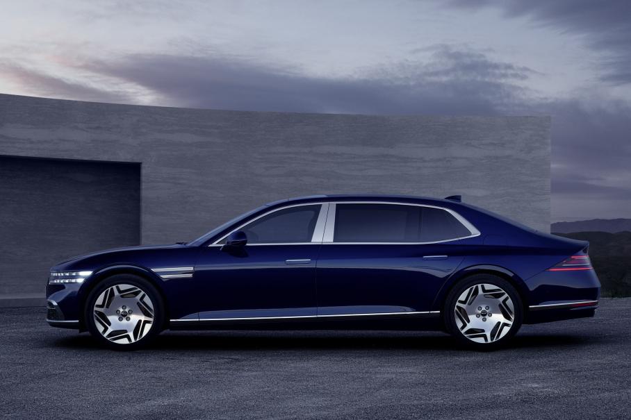 Раскрыты характеристики самого мощного лимузина Genesis G90