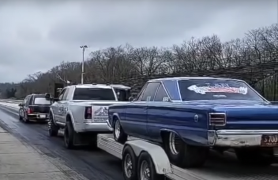 Фаната дрэг-рейсинга провезли по трассе перед похоронами