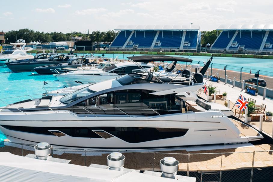 Для Гран-при Формулы-1 в Майами соорудили фальшивую бухту с нарисованной водой