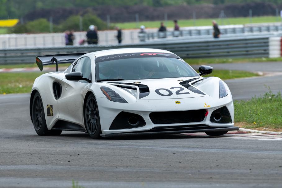 Гоночный Lotus Emira GT4 дебютировал с мотором Toyota