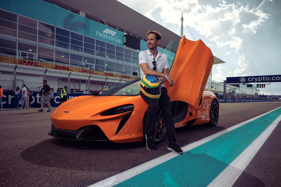Племянник Сенны испытал McLaren Artura на трассе Формулы-1 в Майами