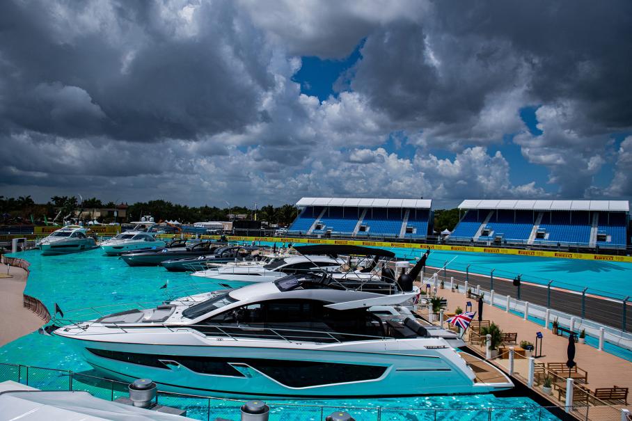 Яхты настоящие, вода — пластиковая