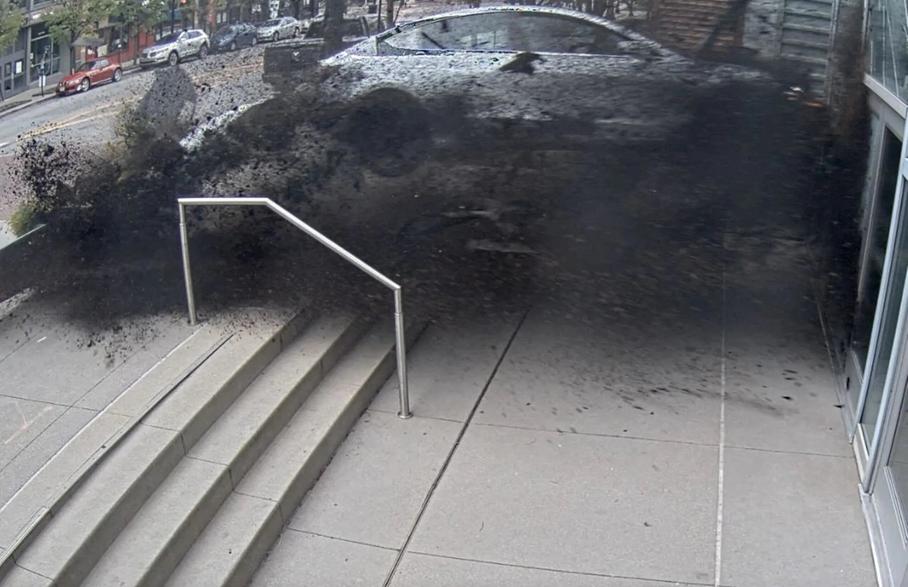 Водитель Tesla проехал на красный свет и влетел в здание: ужасающее видео