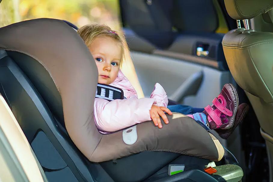 Детей разрешат перевозить без ремней безопасности и детских кресел. Но не всех