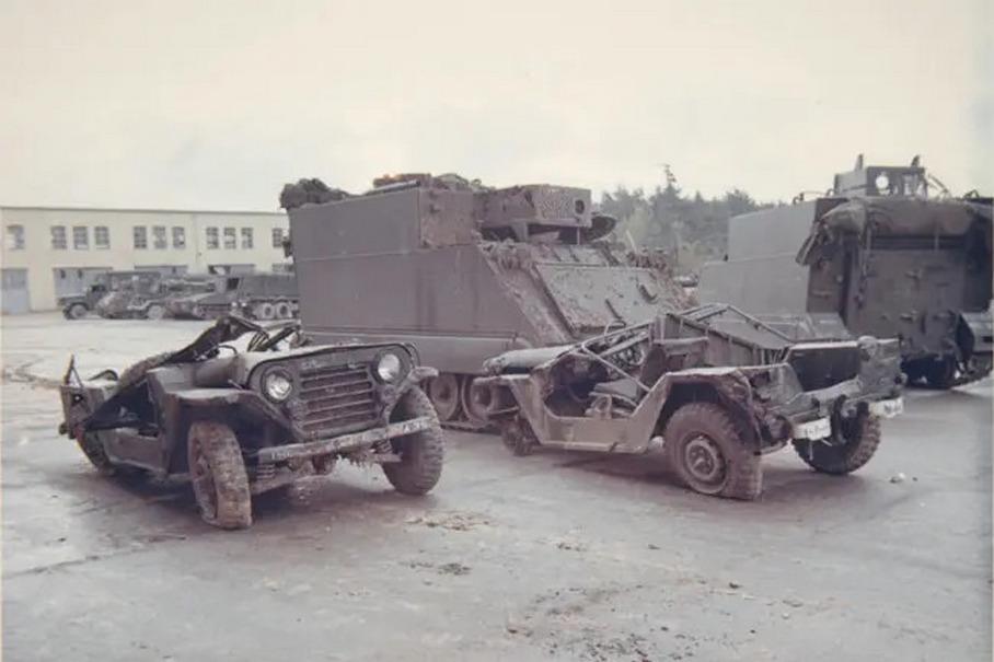 M151 не прощал ошибок в управлении: поступление новой машины в армию вызвало настоящую эпидемию аварий. Первоначально армейское руководство полагало, что из-за отличной плавности хода водители начинали лихачить на плохих дорогах. Но быстро выяснилось, что внедорожник переворачивается и на малой скорости, и на хорошей дороге. Военные провели ряд испытаний, по итогам которых проблему признали, а конструкцию подвески поменяли