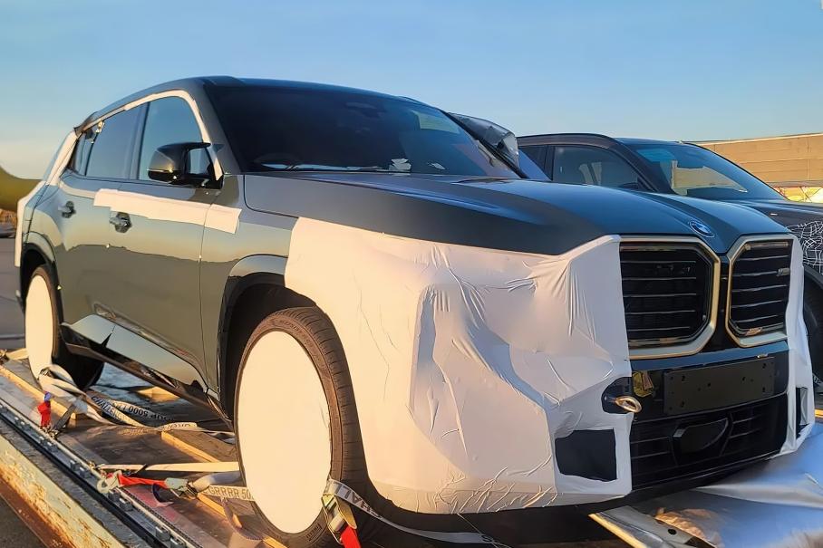 Шпионы сфотографировали новый BMW XM с минимум камуфляжа