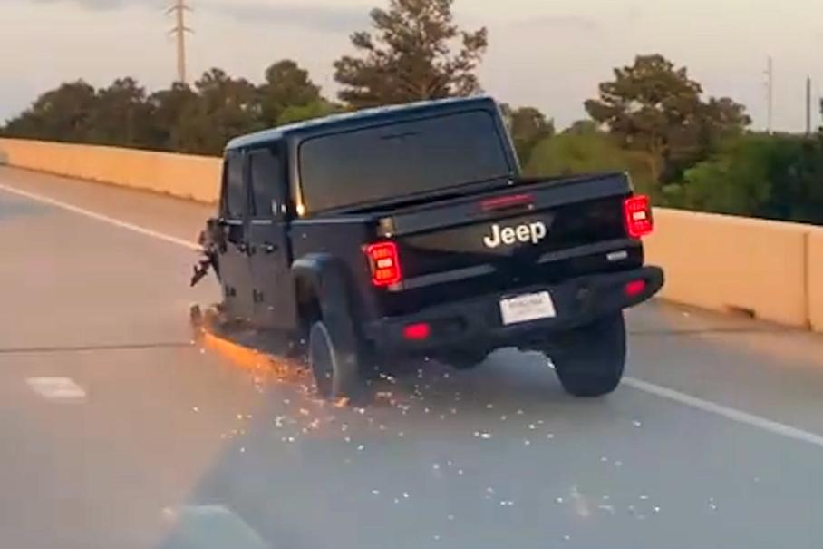 Видео: Jeep Gladiator лишился двух шин и части колеса, но продолжает ехать
