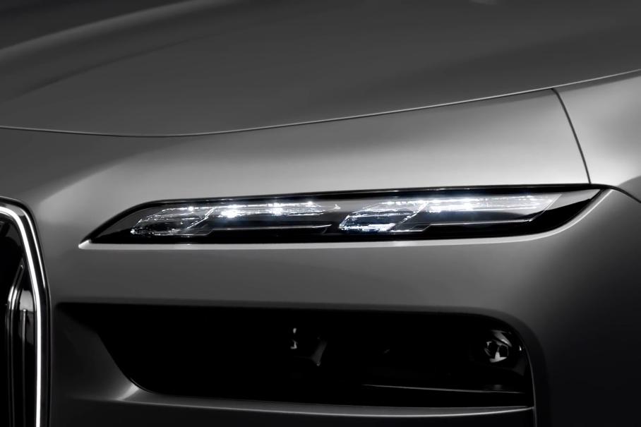BMW i7 получил «хрустальную» оптику с кристаллами Swarovski