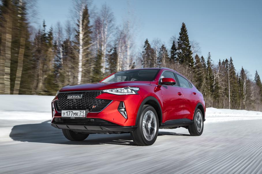 Подвеска своих характеристик не изменила: по-прежнему жестковатая на хорошем покрытии и уверенно-энергоёмкая на плохом. То есть любит транслировать на кузов рябь асфальта, рельеф люков колодцев и острую мелочь, но отлично справляется с грунтовками и «лежаками». В целом, комфорт демпфирования вполне достойный