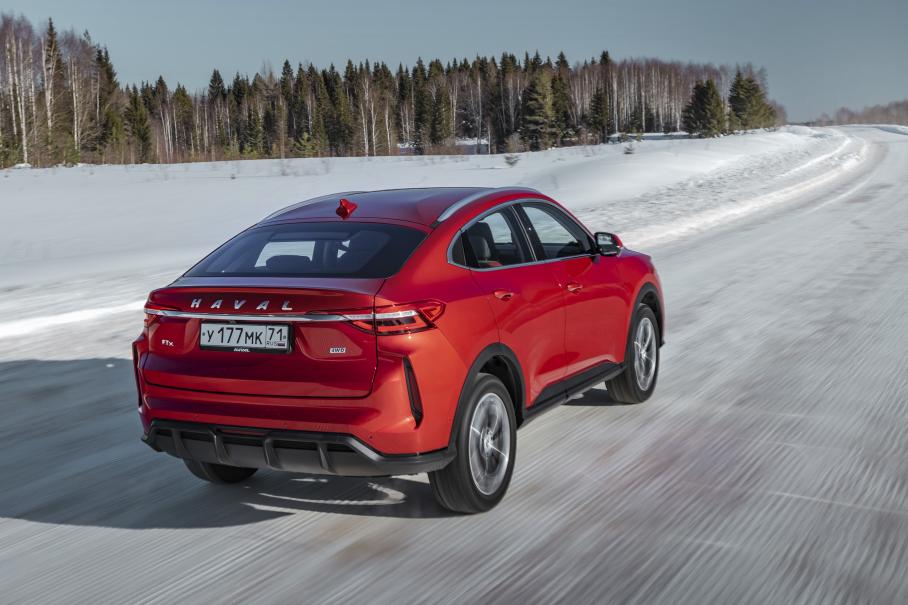 Несмотря на фирменную зимнюю съёмку, которую мы публикуем, во время теста в Москве я попробовал F7x как на зимних шинах, так и на летних посуху. Отдав уже переобутый на лето автомобиль, я пересел в Skoda Kodiaq — и в плане управляемости и драйва ощутил что-то подобное, как если бы из Toyota Camry прыгнул бы в Porsche 911