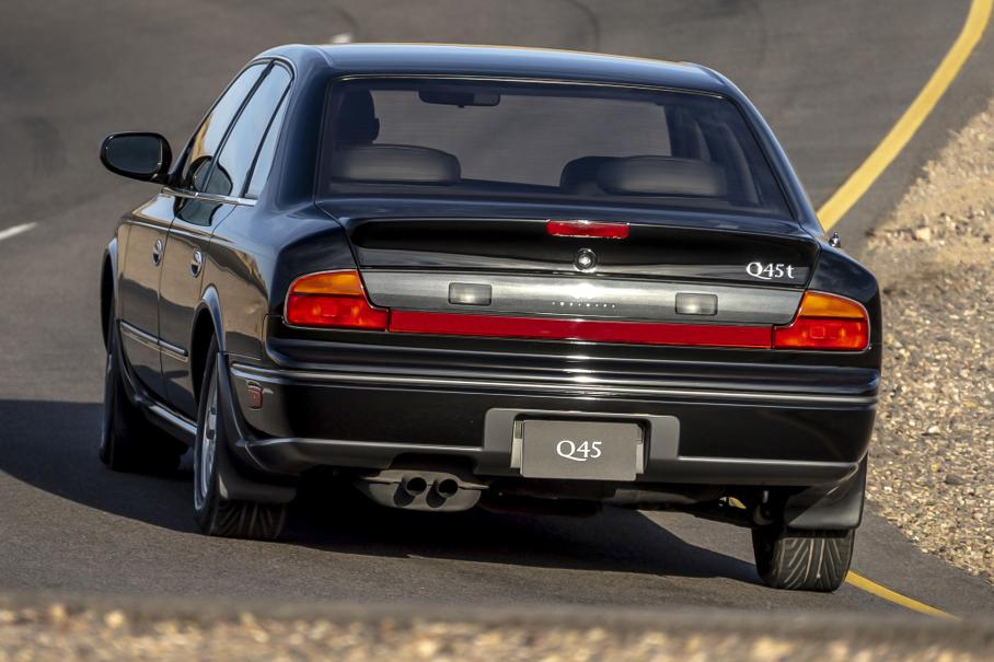 Буква t в индексе это не намек на турбонаддув. Это один из трех уровней оснащения модели. Базовый вариант просто обозначался как Q45, к средней комплектации добавляли букву t — Q45t, наконец обозначение топовой версии — Q45а