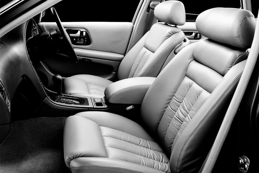 Даже по фото видно, что кресла рестайлингового Q45 более вальяжные и аморфные, чем сидушки оригинального Infiniti