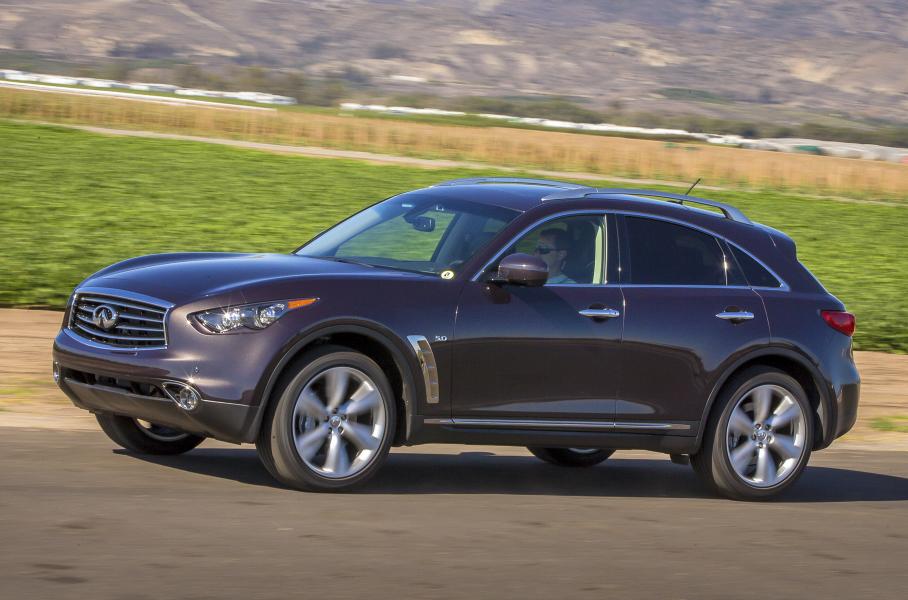 Infiniti QX70S 5.0. Длинный капот с массивными наплывами по бокам при взгляде с водительского места создавал удивительные ассоциации: мерещился то Porsche 911, то... Mercedes 300 SL.