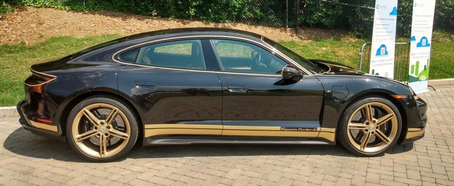 Porsche Taycan превратили в культовый Pontiac Бёрта Рейнольдса