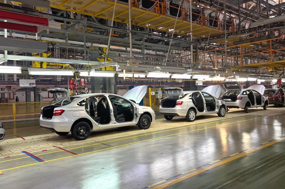 Президент АвтоВАЗа спрогнозировал двукратный спад авторынка России