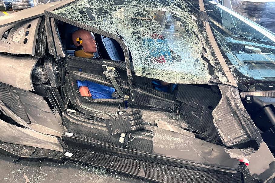 Видео: суперкар без подушек безопасности справился с краш-тестом