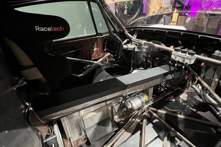 «Подлокотник» справа от водителя содержит внутри вал привода передних колёс. На месте правого пассажира должен стоять топливный бак, но здесь его ещё не установили