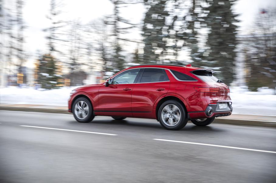 У двигателя низкий и зычный тембр звучания. Это в значительной мере оправдывает столь претенциозный дизайн патрубков выхлопа