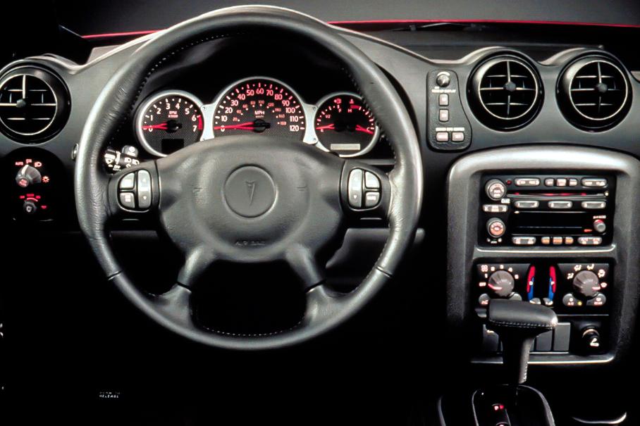 Интерьер «Ацтека» отличался грубостью форм и дешевым пластиком