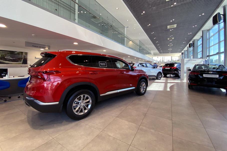 Новых автомобилей в России хватит максимум до конца года