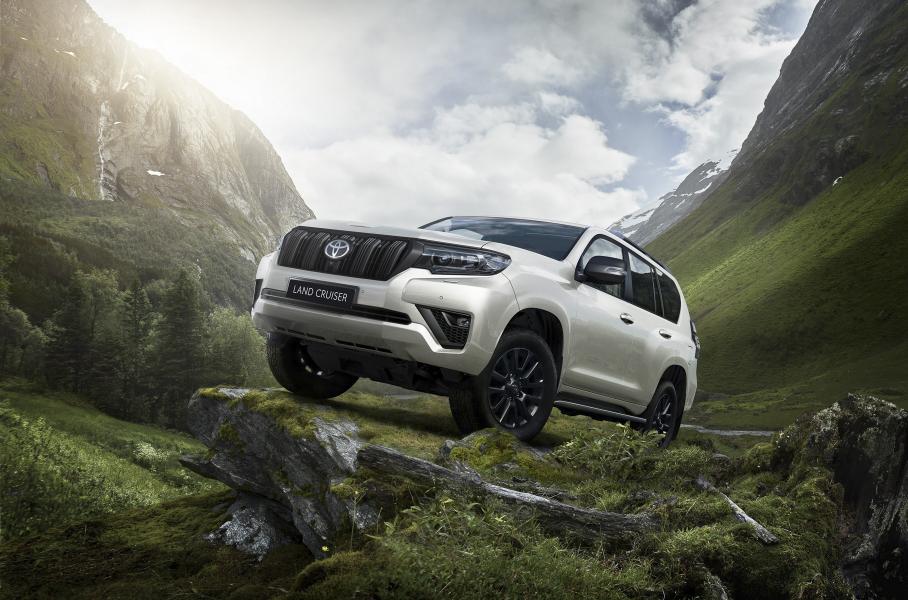 «Черная» спецверсия Toyota Land Cruiser Prado оказалась белой