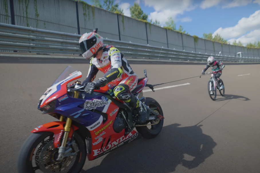 Посмотрите, как супербайк разогнал велосипедиста до 272 километров в час