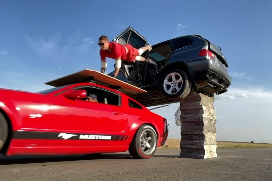  Видео: российский каскадер на огромной скорости пролетел сквозь BMW X5